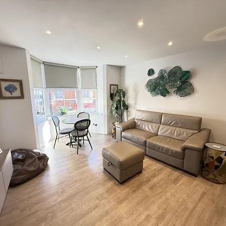 Дом отдыха Merchants Quarters - Berkano & Othala - Two Stunning Apartments In One Booking - Both With Harbour And Sea Views - Free Roof Top Terrace With Sea And Harbour View And Central Location To Beaches Amenities Restaurants And Harbour Скарборо