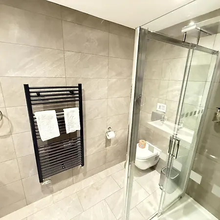 Merchants Quarters - Berkano & Othala - Two Stunning Apartments In One Booking - Both With Harbour And Sea Views - Free Roof Top Terrace With Sea And Harbour View And Central Location To Beaches Amenities Restaurants And Harbour * Скарборо