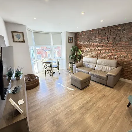 Дом отдыха Merchants Quarters - Berkano & Othala - Two Stunning Apartments In One Booking - Both With Harbour And Sea Views - Free Roof Top Terrace With Sea And Harbour View And Central Location To Beaches Amenities Restaurants And Harbour *