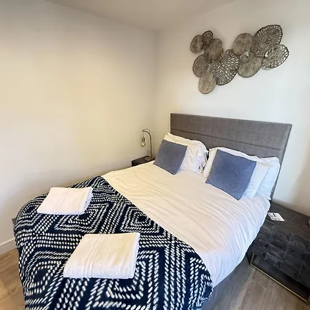 Merchants Quarters - Berkano & Othala - Two Stunning Apartments In One Booking - Both With Harbour And Sea Views - Free Roof Top Terrace With Sea And Harbour View And Central Location To Beaches Amenities Restaurants And Harbour *