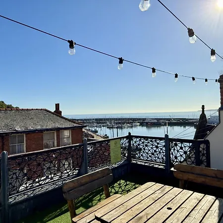 Dom wakacyjny Merchants Quarters - Berkano & Othala - Two Stunning In One - Both With Harbour And Sea Views - Free Roof Terrace With Sea And Harbour View And Location To Beaches Amenities Restaurants And Harbour Scarborough