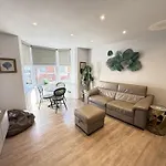 بيت للعطل Merchants Quarters - Berkano & Othala - Two Stunning In One - Both With Harbour And Sea Views - Free Roof Terrace With Sea And Harbour View And Location To Beaches Amenities Restaurants And Harbour سكرابورو
