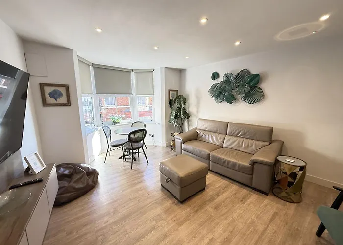 Semesterbostad Merchants Quarters - Berkano & Othala - Two Stunning In One - Both With Harbour And Sea Views - Free Roof Terrace With Sea And Harbour View And Location To Beaches Amenities Restaurants And Harbour Scarborough