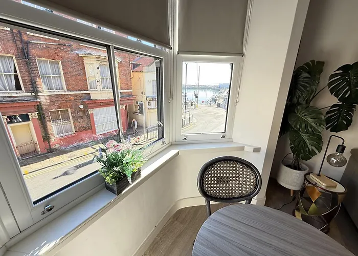 Merchants Quarters - Berkano & Othala - Two Stunning In One - Both With Harbour And Sea Views - Free Roof Terrace With Sea And Harbour View And Location To Beaches Amenities Restaurants And Harbour Scarborough
