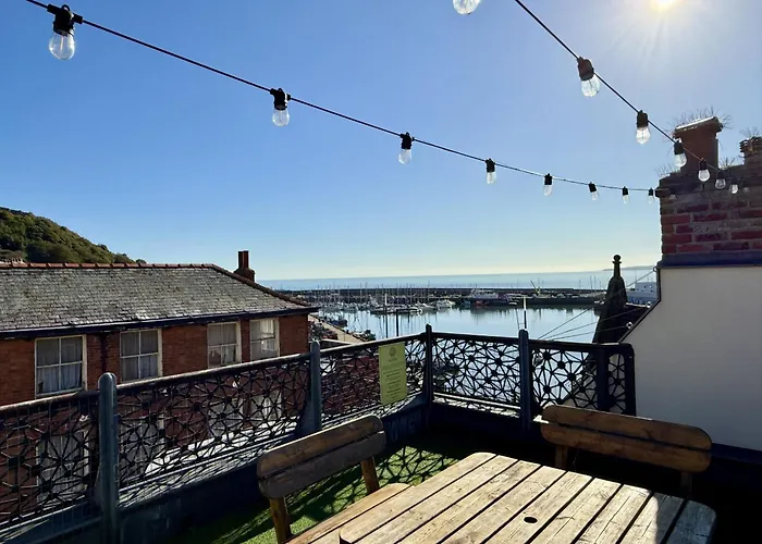 Ferienhaus Merchants Quarters - Berkano & Othala - Two Stunning In One - Both With Harbour And Sea Views - Free Roof Terrace With Sea And Harbour View And Location To Beaches Amenities Restaurants And Harbour Scarborough