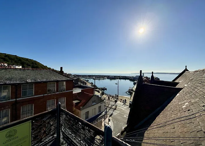 Semesterbostad Merchants Quarters - Berkano & Othala - Two Stunning In One - Both With Harbour And Sea Views - Free Roof Terrace With Sea And Harbour View And Location To Beaches Amenities Restaurants And Harbour