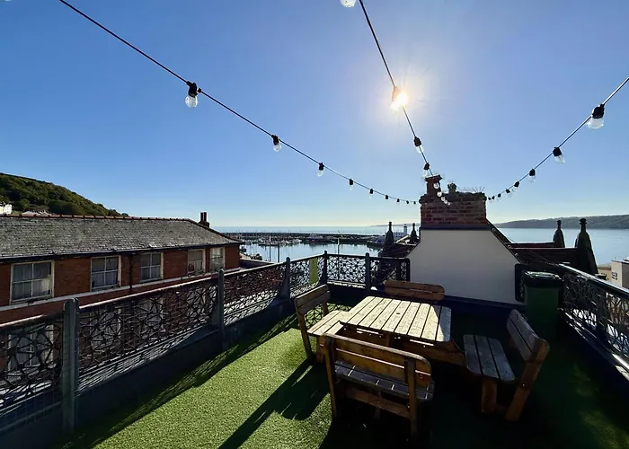 Merchants Quarters - Berkano & Othala - Two Stunning In One - Both With Harbour And Sea Views - Free Roof Terrace With Sea And Harbour View And Location To Beaches Amenities Restaurants And Harbour Semesterbostad *