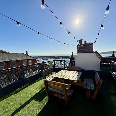 Ferienhaus Merchants Quarters - Berkano & Othala - Two Stunning In One - Both With Harbour And Sea Views - Free Roof Terrace With Sea And Harbour View And Location To Beaches Amenities Restaurants And Harbour
