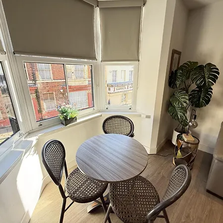 Vakantiehuis Merchants Quarters - Berkano & Othala - Two Stunning Apartments In One Booking - Both With Harbour And Sea Views - Free Roof Top Terrace With Sea And Harbour View And Central Location To Beaches Amenities Restaurants And Harbour