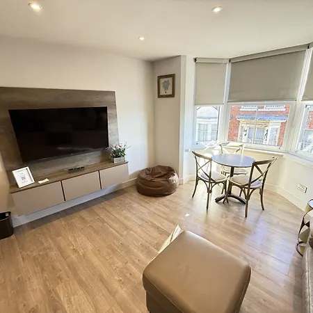 Ferienhaus Merchants Quarters - Berkano & Othala - Two Stunning In One - Both With Harbour And Sea Views - Free Roof Terrace With Sea And Harbour View And Location To Beaches Amenities Restaurants And Harbour Scarborough