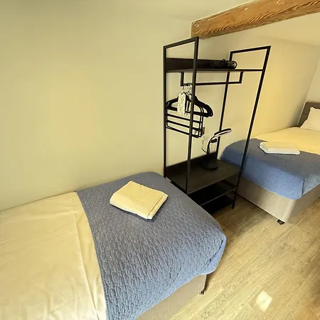 Vakantiehuis Merchants Quarters - Berkano & Othala - Two Stunning Apartments In One Booking - Both With Harbour And Sea Views - Free Roof Top Terrace With Sea And Harbour View And Central Location To Beaches Amenities Restaurants And Harbour