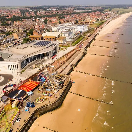 Merchants Quarters - Berkano & Othala - Two Stunning In One - Both With Harbour And Sea Views - Free Roof Terrace With Sea And Harbour View And Location To Beaches Amenities Restaurants And Harbour Scarborough